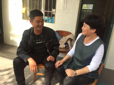 黨員走訪職工家屬，為同事解決疑難問題