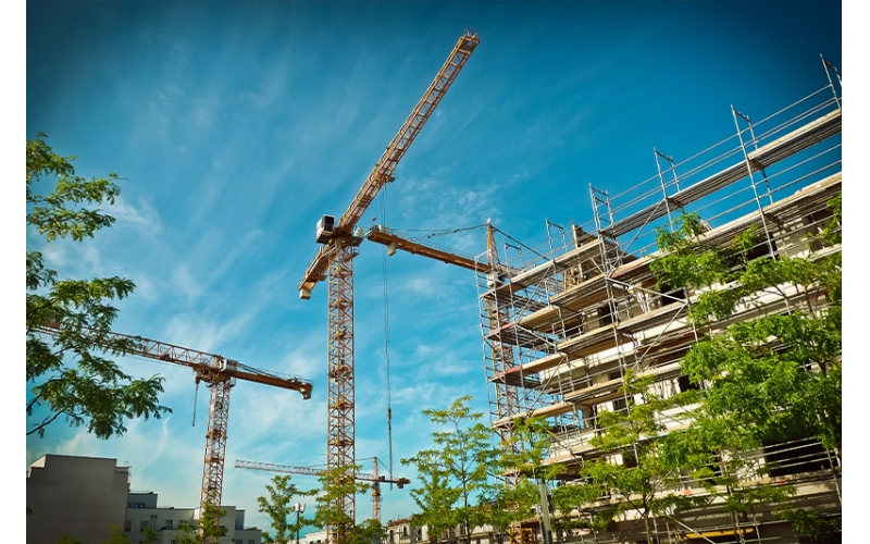 建筑施工項(xiàng)目管理項(xiàng)目是建筑施工企業(yè)最基本的業(yè)務(wù)單元，企業(yè)開(kāi)展數(shù)字化轉(zhuǎn)型要以項(xiàng)目為基石，緊緊圍繞不同項(xiàng)目類(lèi)型、階段、業(yè)務(wù)全場(chǎng)景開(kāi)展，最終實(shí)現(xiàn)企業(yè)數(shù)字化轉(zhuǎn)型升級(jí)。隨著工程建設(shè)項(xiàng)目投資規(guī)模增長(zhǎng)，建筑物形式多樣、體量大、結(jié)構(gòu)復(fù)雜，同時(shí)建筑施工周期長(zhǎng)，使用的材料品種多，耗用量大。建筑施工項(xiàng)目管理主要呈現(xiàn)以下特點(diǎn)。覆蓋面廣建筑施工項(xiàng)目管理綜合性強(qiáng)、涉及面廣，需要工程、商務(wù)、技術(shù)等部門(mén)多方協(xié)同，同時(shí)還涉及建筑、